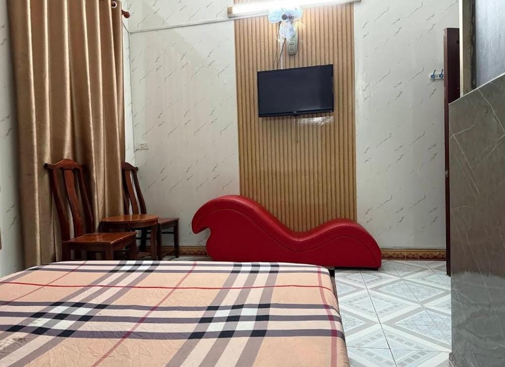 Happy Motel — 1