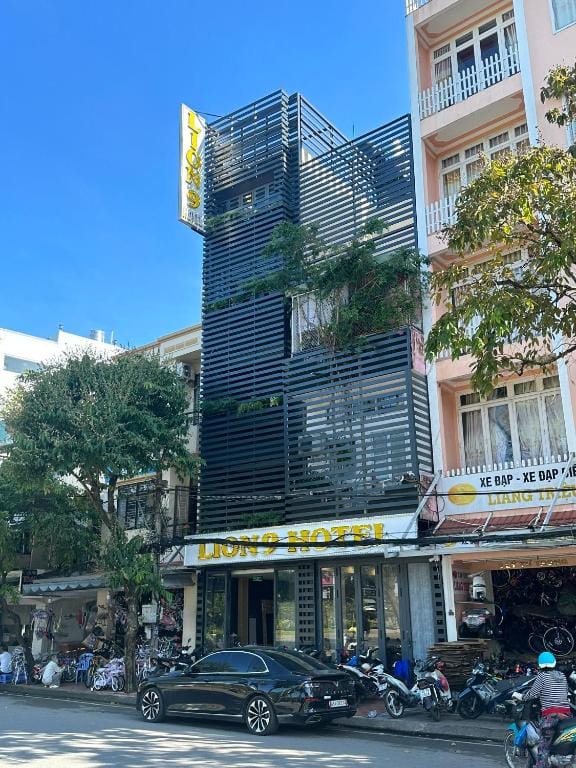 LION 9 HOTEL — 2