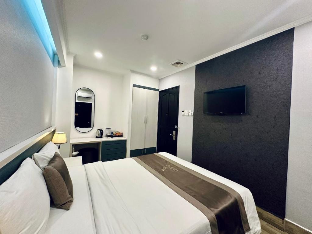 LION HOTEL — 4