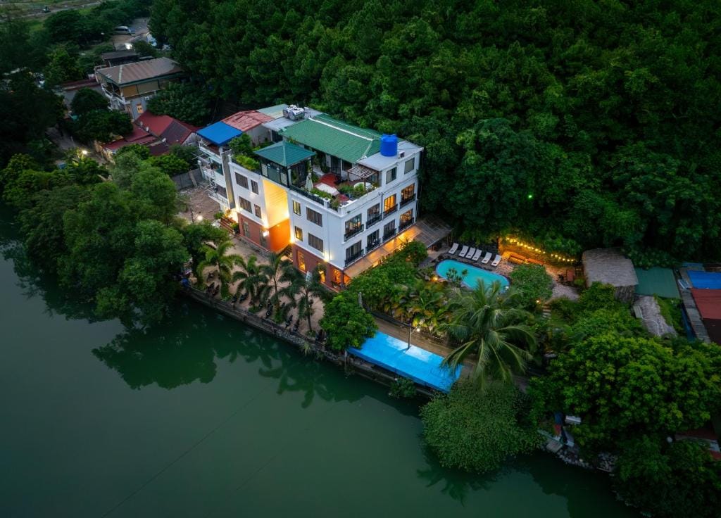Catba Backpackers - Sea Vibe Pool Bar & Bungalow — 1
