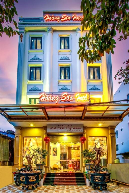 KHÁCH SẠN HOÀNG SƠN — 1