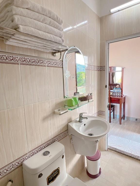 Trung Hậu Hotel — 3