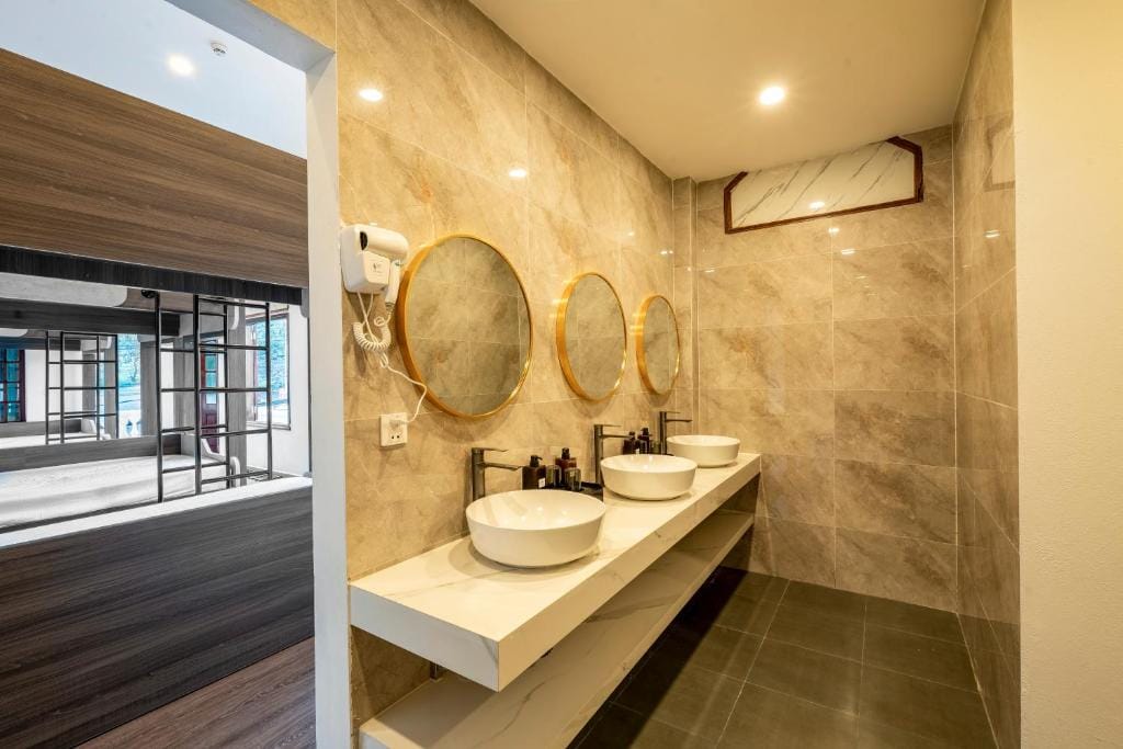 Odyssey Hotel 2, Tours & Motorbikes Rental — 3
