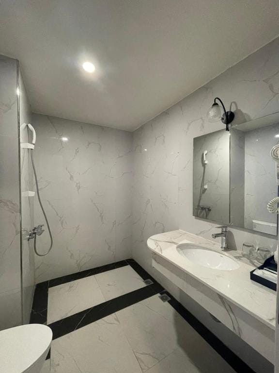 Lotus Hotel & Apartment — 3