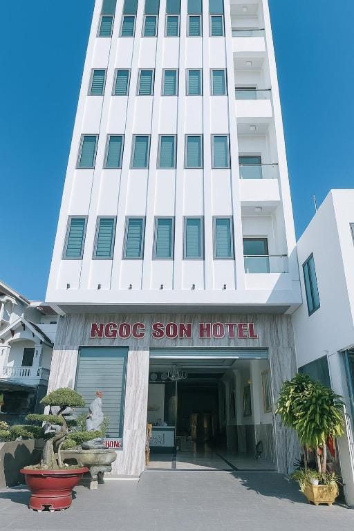 Ngọc Sơn Hotel — 1