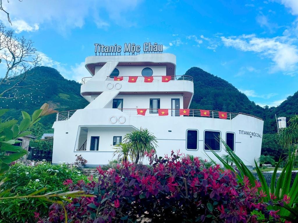 Titanic Mộc Châu — 1