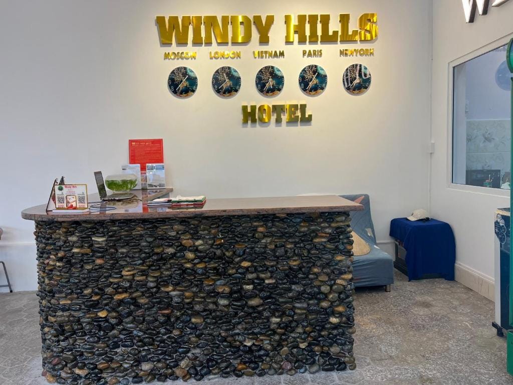 Windy hills hotel — 1
