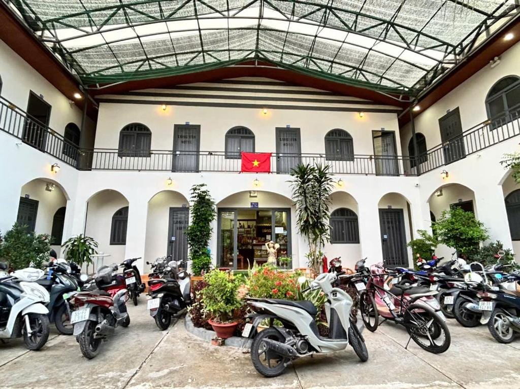 Long Van Hotel — 1