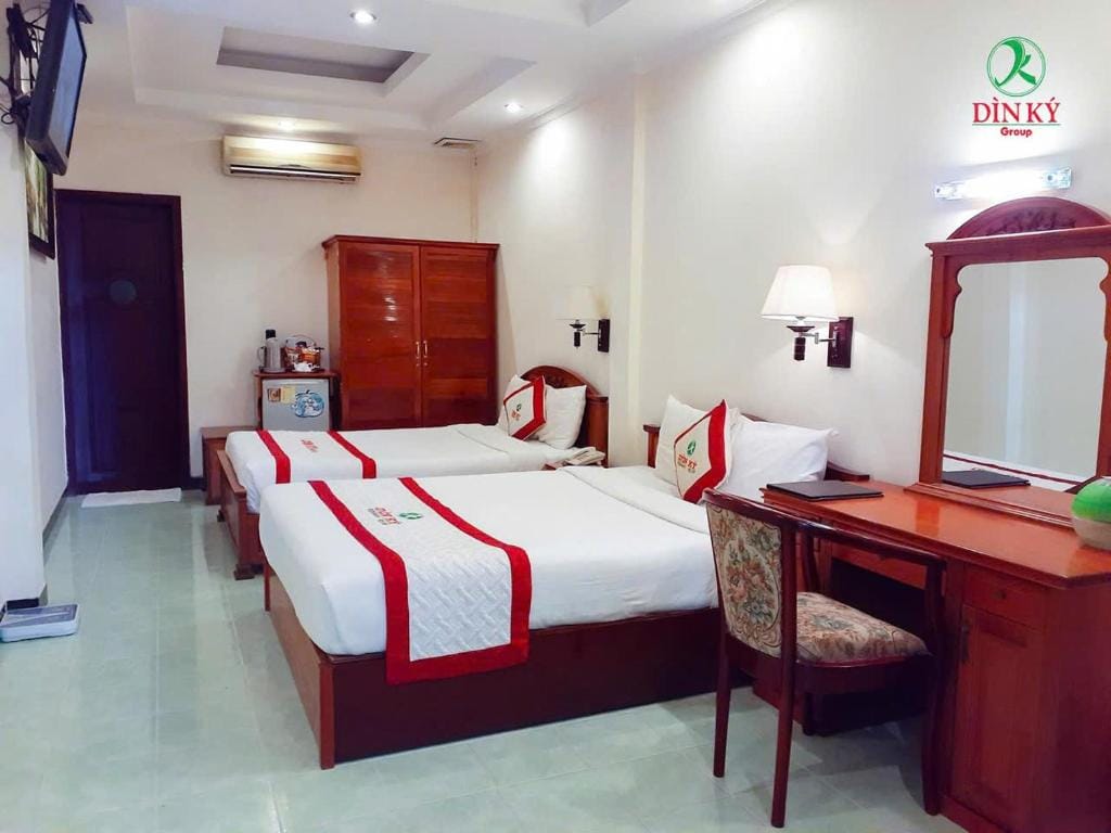 Khách sạn Dìn Ký Cổng Chào Bình Dương — 2