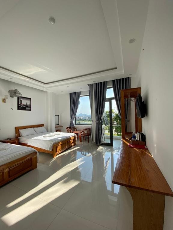 Queen Hotel — 1