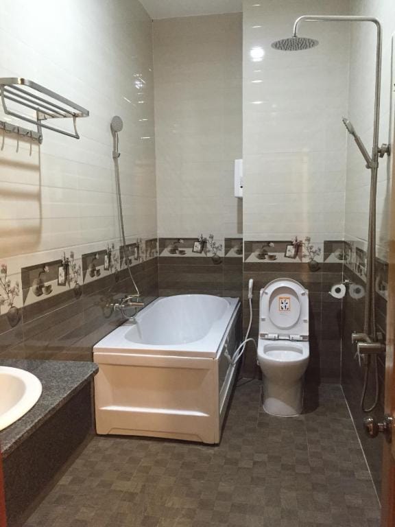 Queen Hotel — 3