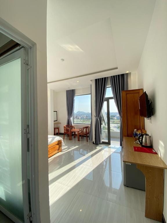 Queen Hotel — 4