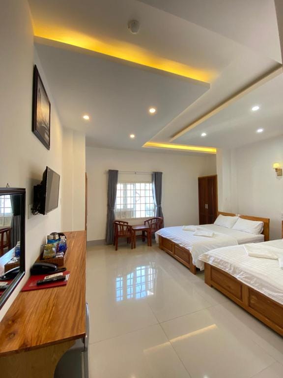 Queen Hotel — 5