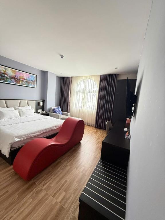 Novelty Hotel — 2